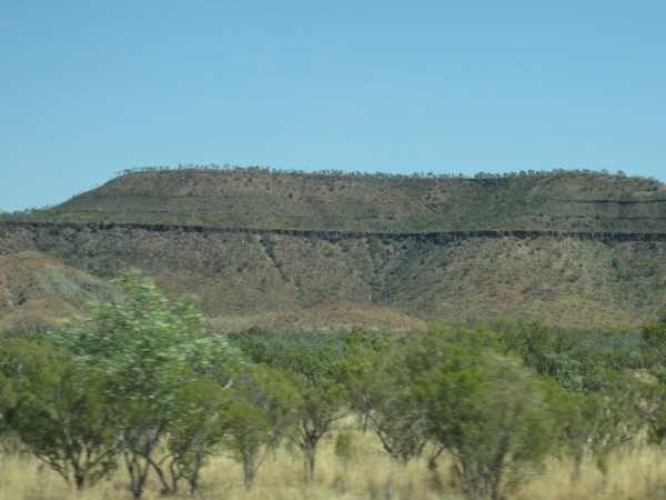 n_img_0491__savannah_woodland__and_a_rocky_range_with_a_dark_iron_layer.jpg
