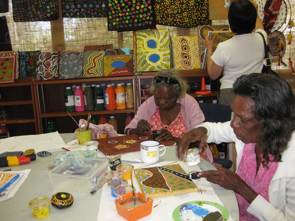 n_img_1003__an_art_class_in_the_halls_creek_tafe_aboriginal_programs__technical_and_further_education_.jpg