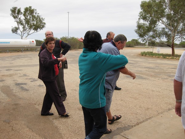 n_img_1893__the__aussie_wave__at_wooramel_roadhouse___the_only_place_we_enountered_the_famous_aussie_flies.jpg