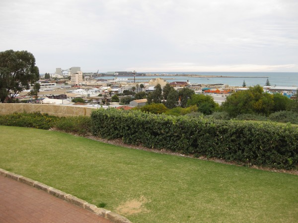 n_img_3127__geraldton___here_we_saw_the_first_traffic_lights_since_many_in_darwin_and_one_in_katherine___3500_km_ago.jpg