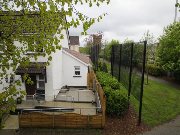 n_img_3814__the_edge_of_the_fountain_neighbourhood__with_the_bomb_fencing.jpg